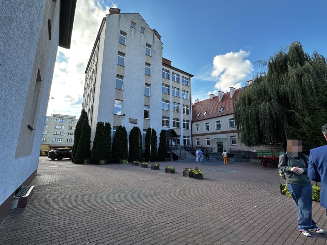 Wyjął długi nóż i zaczął dźgać. Gdy go złapali, trzymał maczetę!