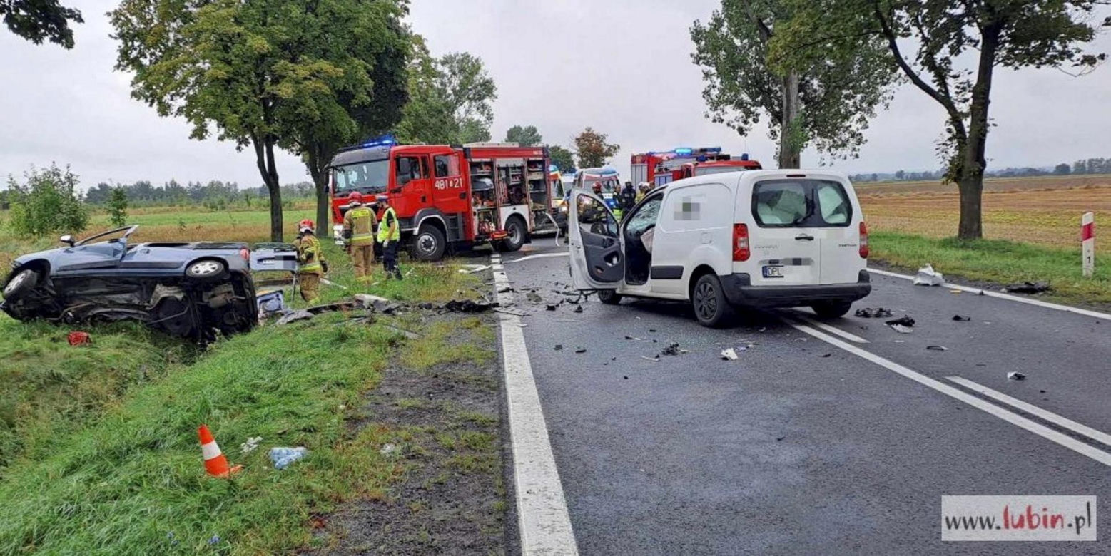 Koszmarny wypadek pod Lubinem. Jedna osoba nie żyje, dwie zostały ranne 