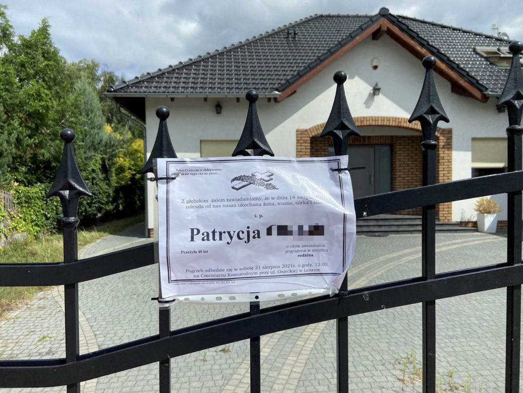 Zawisła na płocie i zmarła