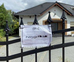 Zawisła na płocie i zmarła