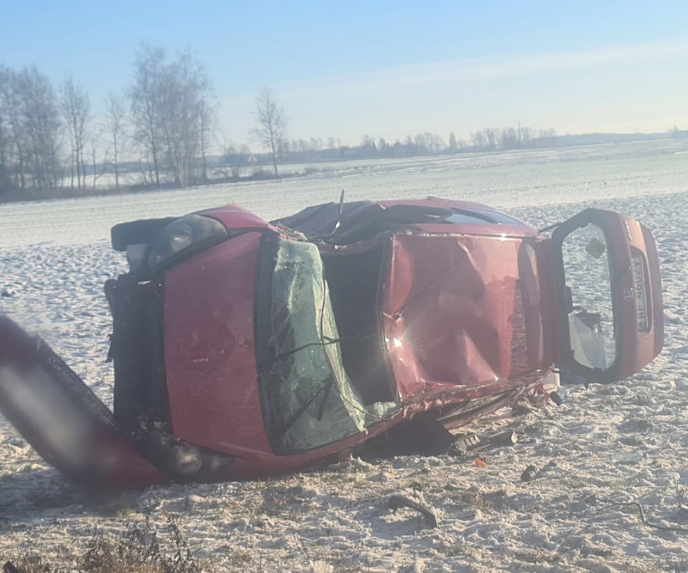 Kozłowo. Sięgnęła po telefon w czasie jazdy. Tak skończyła 41-latka! [ZDJĘCIA]