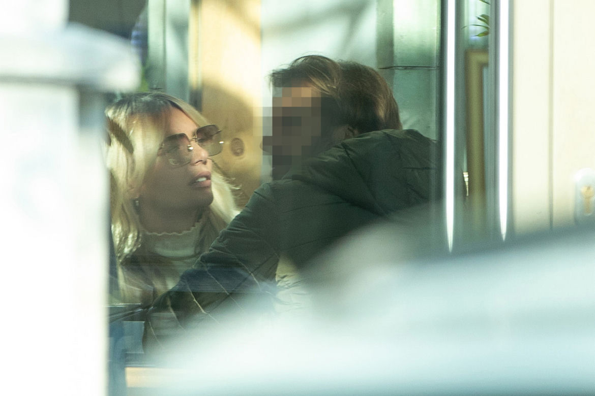 Agnieszka Woźniak-Starak wpatrzona w niego jak w obraz