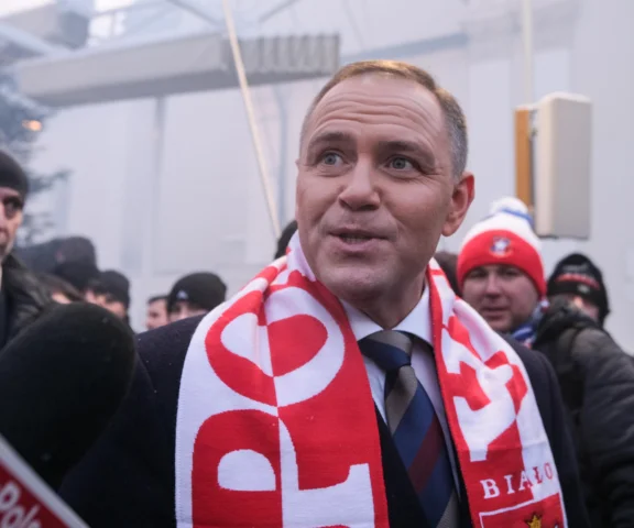 Mocny transparent kibiców Wisły Kraków. Uderzyli w Karola Nawrockiego