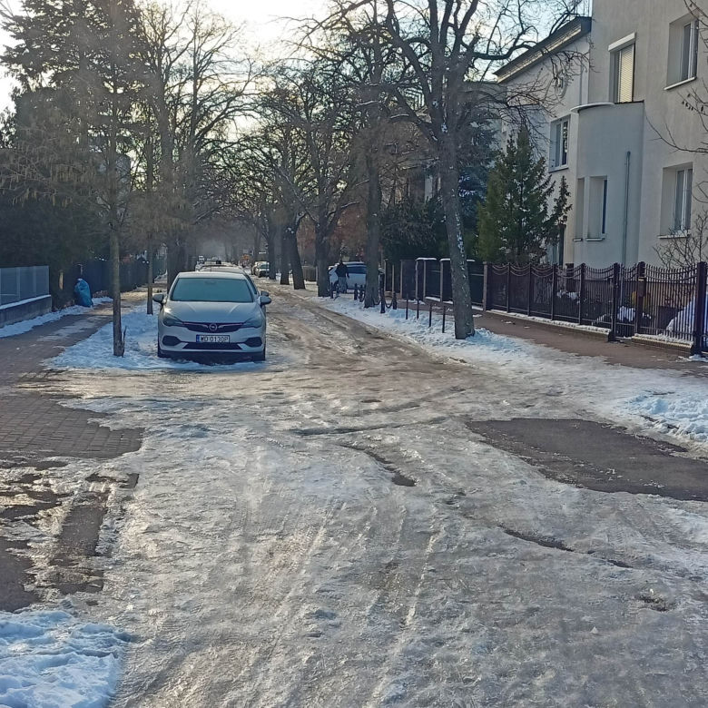 Bydgoskie chodniki jak lodowisko! Mieszkańcy są załamani. "Przecież na tym można się zabić!" [ZDJĘCIA]