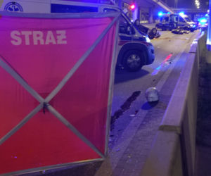 Koszmarna śmierć motocyklisty na Białołęce. Motocykl wyleciał w powietrze, samochód dachował [ZDJĘCIA]