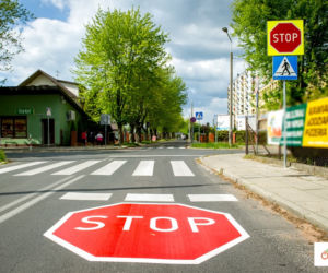 Bełchatów: Kolejne piktogramy na ulicach. Czemu mają służyć znaki naklejone na asfalcie? 