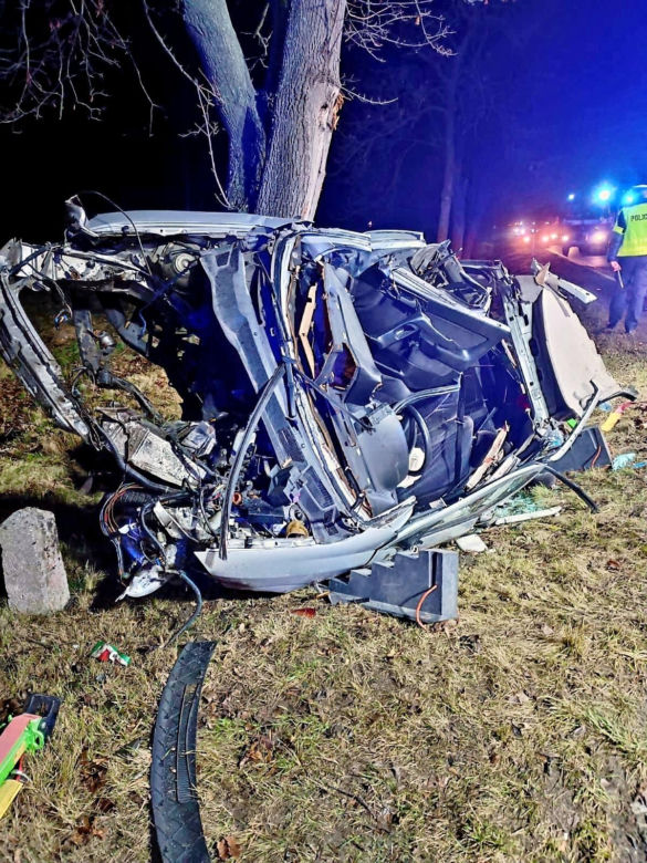 Śmiertelny wypadek na DK 94 pod Legnicą. 22-latek rozbił się oplem na drzewie [ZDJĘCIE]