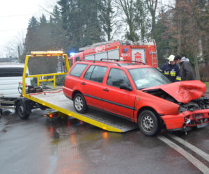 Czołowe zderzenie w Grocholicach, kobieta w ciąży w szpitalu! Wszystko przez lód