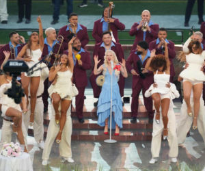 Halftime show na Super Bowl 2026: Bad Bunny, Lady Gaga, Pedro Pascal, Cardi B, John Bon Jovi i smaczki polityczne