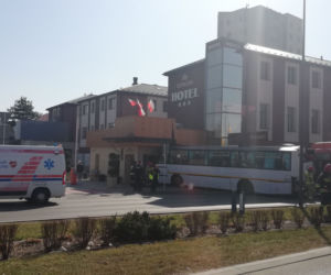 Pilne! Wypadek na al. Rejtana! Autobus staranował przystanek. Są ranni! 