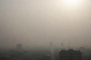 Fatalna jakość powietrza. Co oznacza alert RCB dla twojego zdrowia?