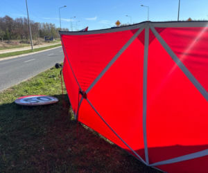 Młody motocyklista zginął po uderzeniu w znak. Tragedia na początek sezonu