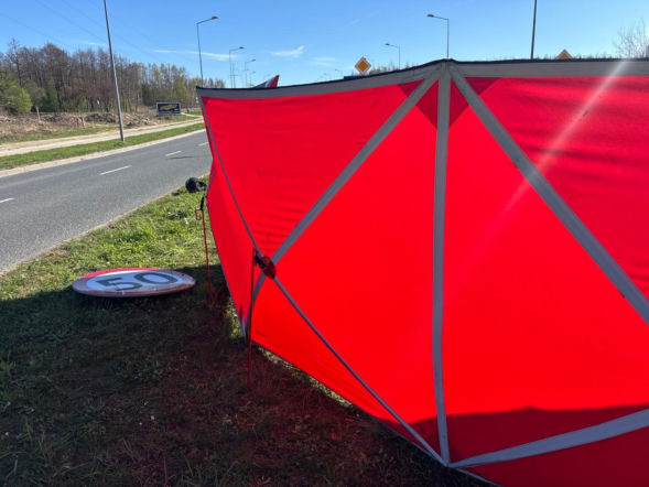 Młody motocyklista zginął po uderzeniu w znak. Tragedia na początek sezonu