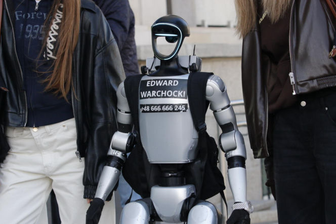 Spotkanie ministra finansów z robotem