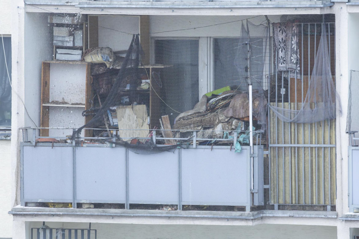 Śmieci, smród i strach na Gocławiu. Sąsiad zbieracz terroryzuje mieszkańców. "On potrzebuje pomocy"