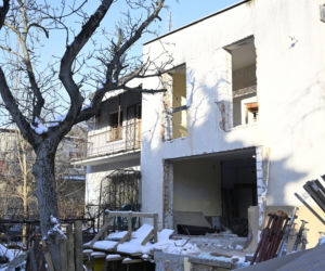 Kaczyńskiego nie ma w domu, a sąsiedzi rozwalają ściany