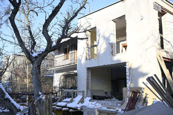 Kaczyńskiego nie ma w domu, a sąsiedzi rozwalają ściany