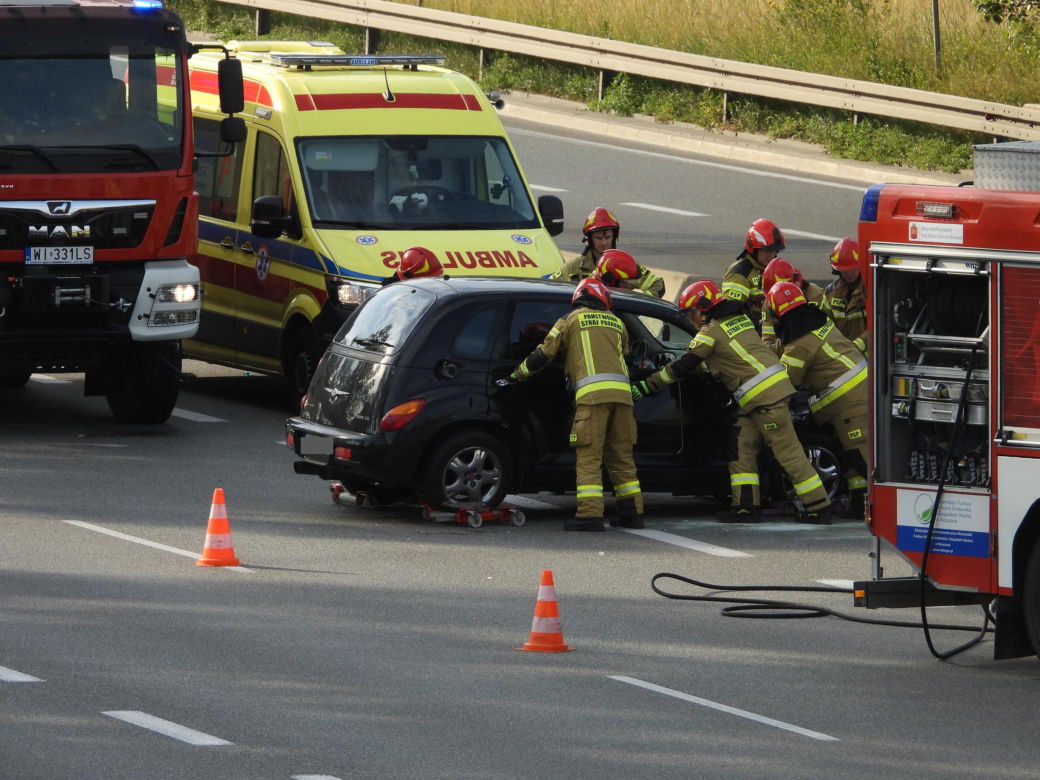 Zderzenie na Wisłostradzie. Chrysler uderzył w bariery, Lexusa i dachował