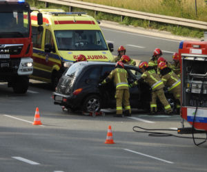 Zderzenie na Wisłostradzie. Chrysler uderzył w bariery, Lexusa i dachował