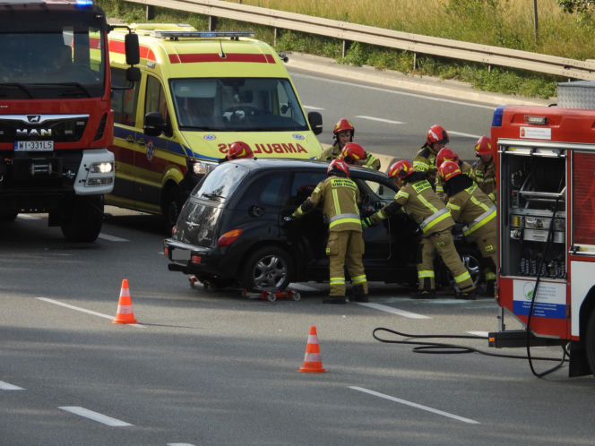 Zderzenie na Wisłostradzie. Chrysler uderzył w bariery, Lexusa i dachował
