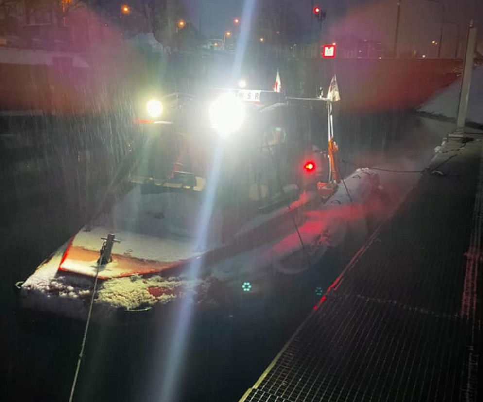 Wrocław: Koszmarny finał niegroźnej kolizji. Kobieta wysiadła z auta i spadła z mostu