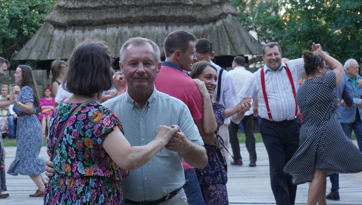 Sielanka na parkiecie w Muzeum Wsi Lubelskiej pod gołym niebem! Za nami kolejna potańcówka w rytmie miejskiego folkloru z Warszawy i Lwowa