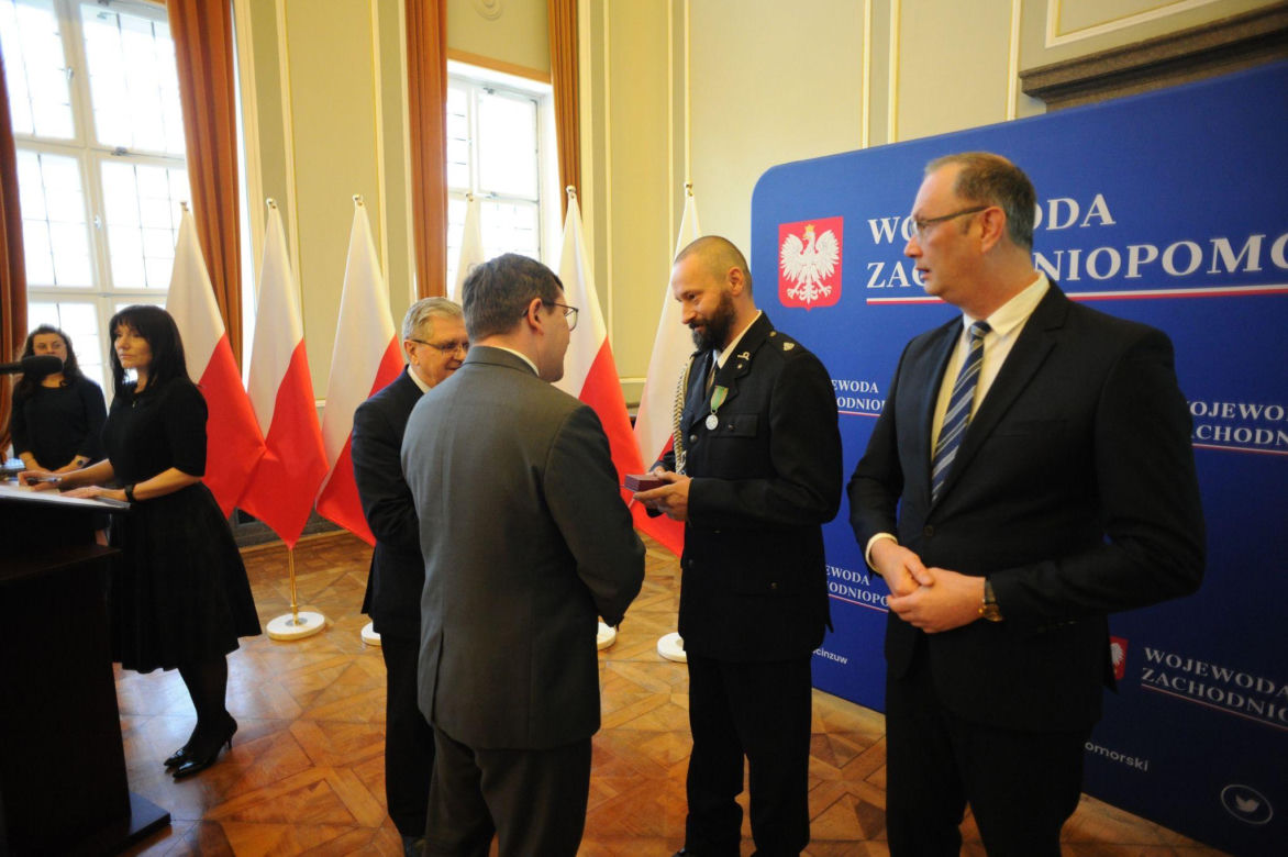 Z narażeniem życia ratował tonącą dziewczynkę. Strażak-ochotnik odznaczony medalem