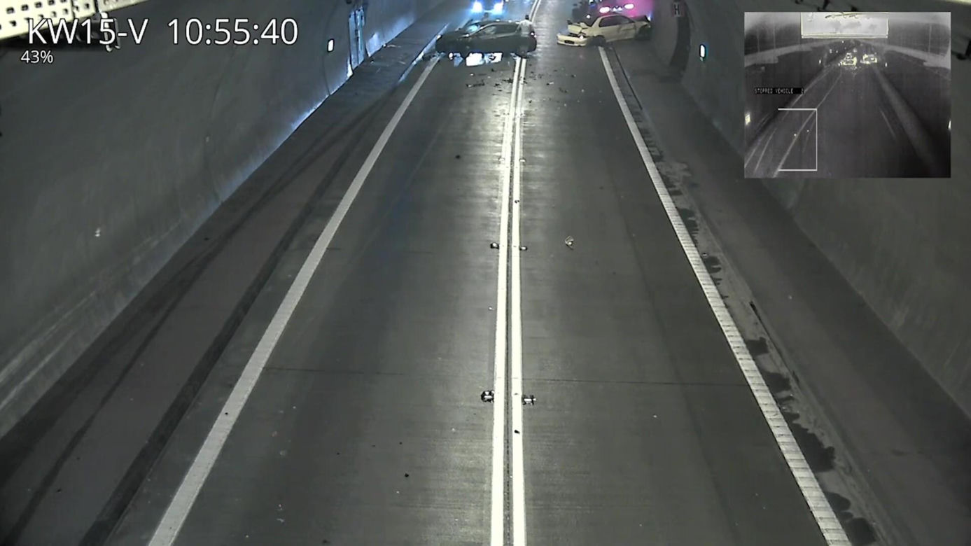 Wypadek w tunelu w Lalikach. Rozpędzone mitsubishi staranowało mercedesa. 5 osób w szpitalu 
