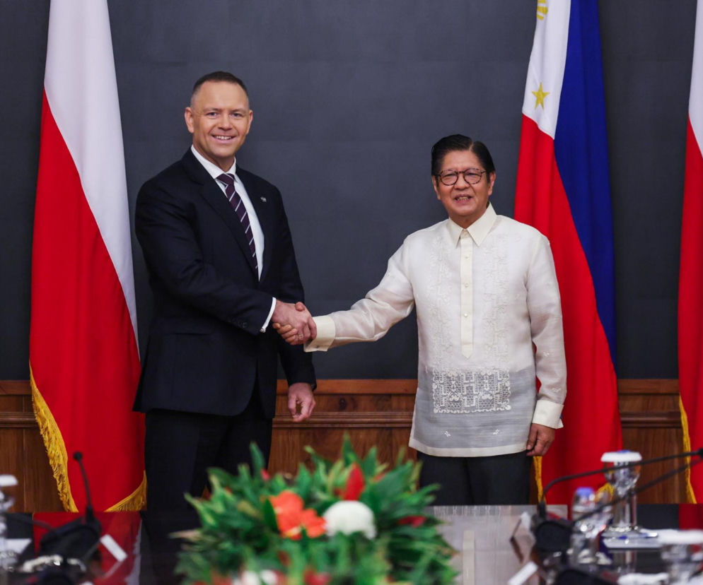 Karol Nawrocki i Ferdinand Marcos Jr. podają sobie ręce na tle flag. O wizycie prezydenta na Filipinach pisze SE Polityka.
