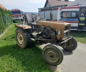 Stara Wieś. Wysiadł z ciągnika i chciał coś sprawdzić. Traktor go PRZEJECHAŁ [ZDJĘCIA]