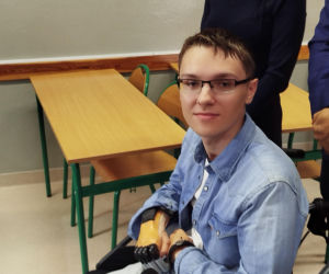 Nowoczesna proteza szansą na samodzielnośc. Dominik Hołuj zaprezentował bioniczną proteze ręki 