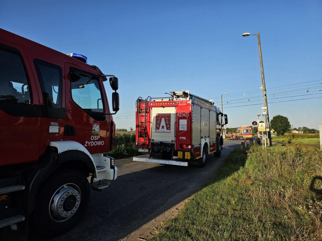 Tragedia na przejeździe kolejowym pod Gnieznem. Nie żyje kierowca osobówki!