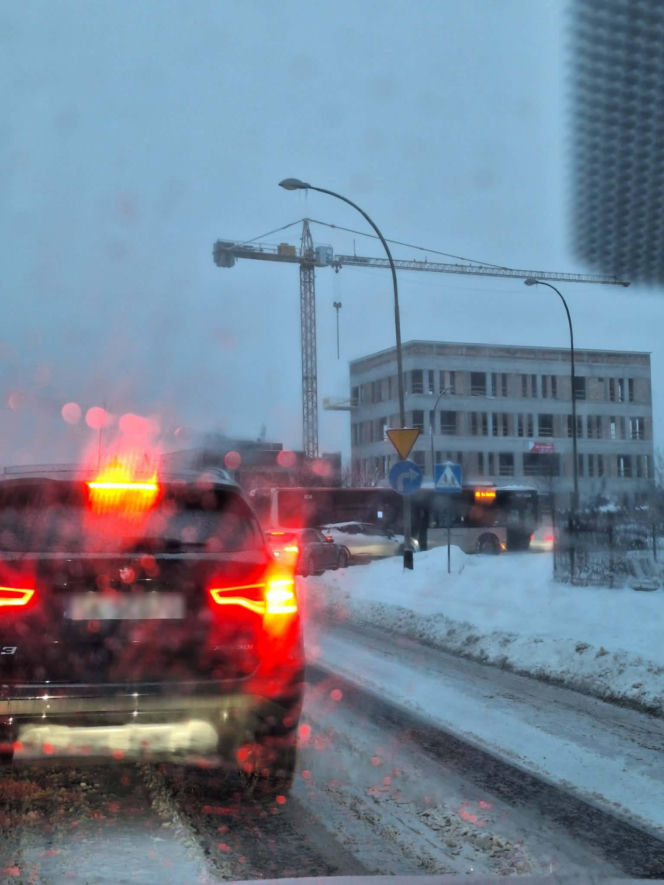 Zima na Podkarpaciu nie odpuszcza. Błoto pośniegowe utrudnia jazdę w regionie