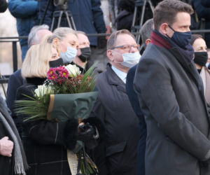 Oni pożegnali Jana Lityńskiego. Grób na Powązkach utonął w kwiatach