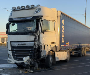 Zderzenie ciężarówki z tramwajem i potrącenie na torowisku; utrudnienia w kursowaniu tramwajów