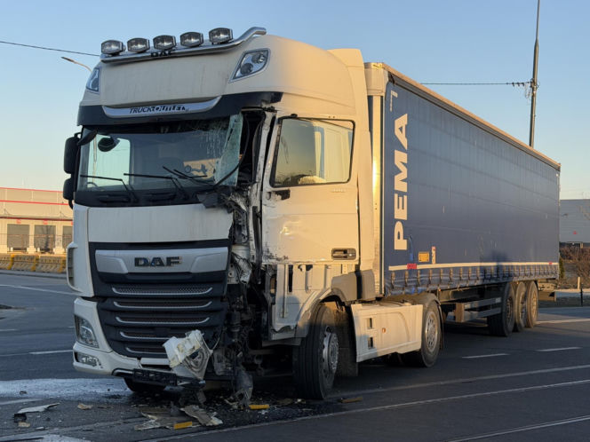 Zderzenie ciężarówki z tramwajem i potrącenie na torowisku; utrudnienia w kursowaniu tramwajów