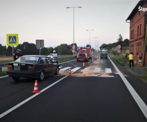 Wypadek w Mikołowie. BMW wjechało w opla! Samochód stoczył się na matkę z dziećmi [ZDJĘCIA]