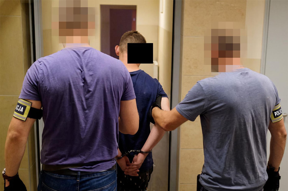 Na terenie posesji w powiecie dębickim funkcjonariusze odkryli kompletną linię produkcyjną, a także ponad 28 kilogramów gotowego mefedronu