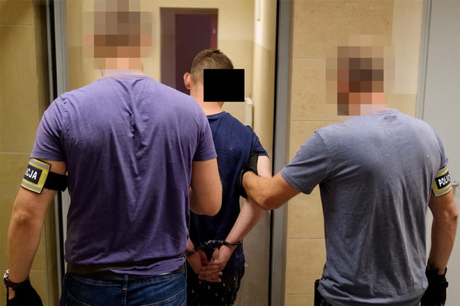 Na terenie posesji w powiecie dębickim funkcjonariusze odkryli kompletną linię produkcyjną, a także ponad 28 kilogramów gotowego mefedronu