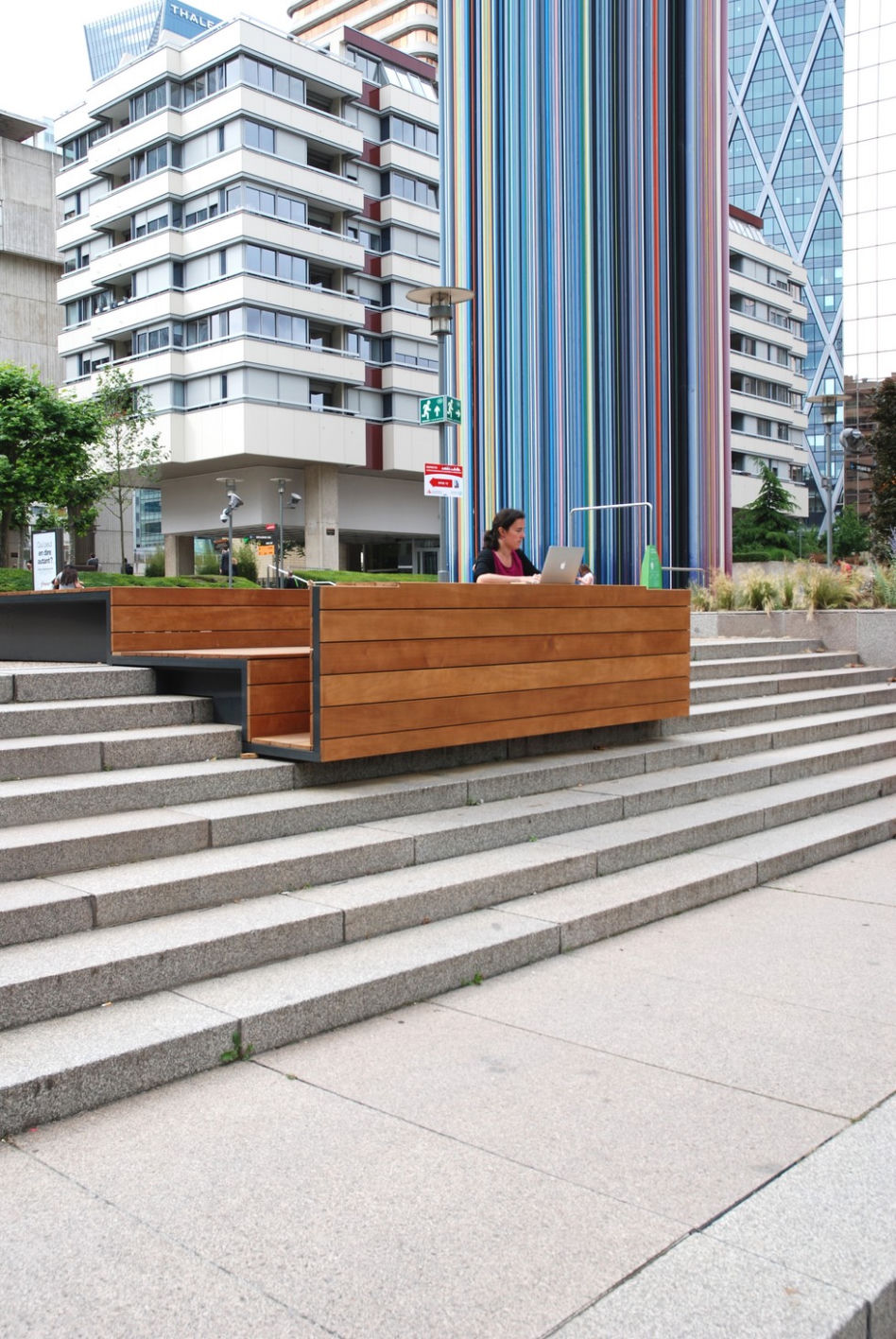 Meble miejskie w paryskiej La Défense