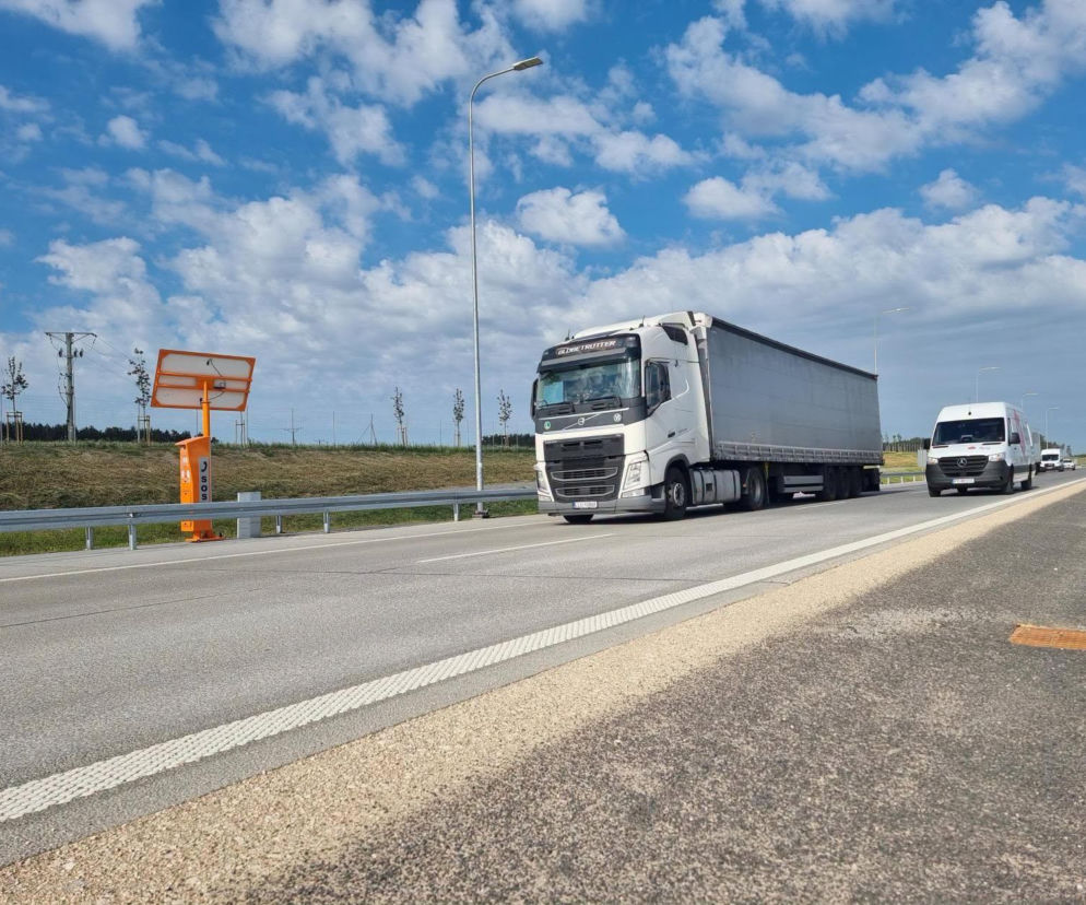 Autostrada A2 łącząca Białą Podlaską z Warszawą, widoczna na naszym portalu, ukazuje ciężarówkę Volvo i furgonetkę Mercedes-Benz w ruchu, symbolizując otwarcie nowego odcinka. Droga w słoneczny dzień, z niebieskim niebem i rozproszonymi chmurami, jest gotowa na kierowców.