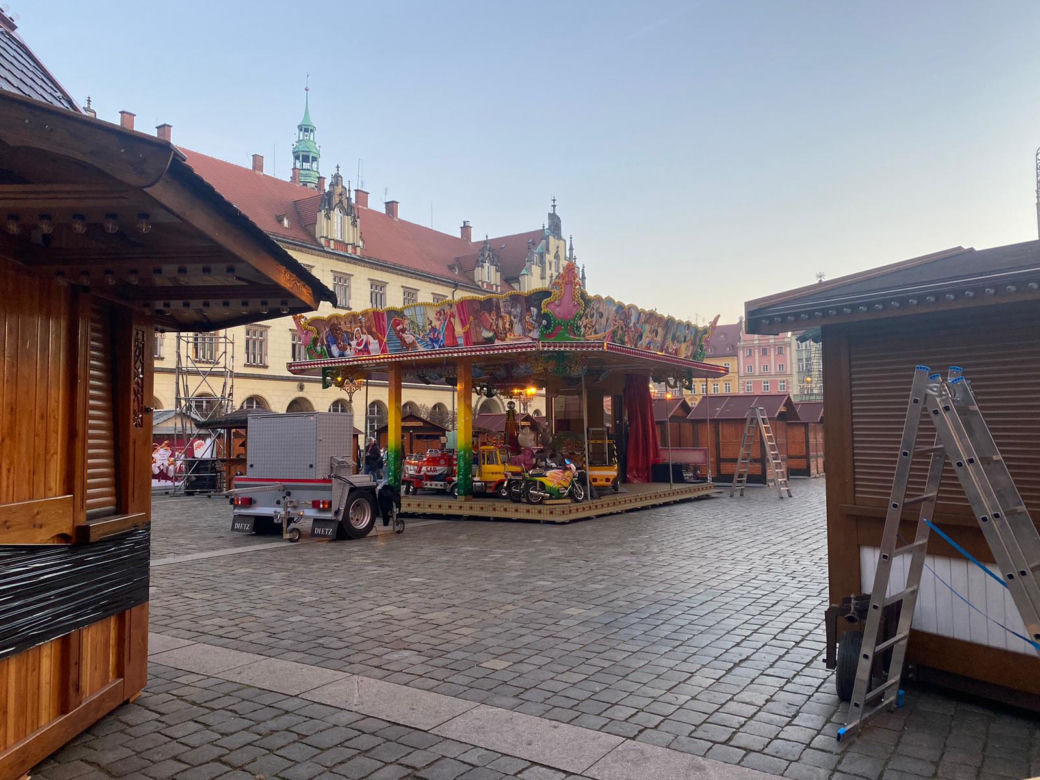 Choinka we Wrocławiu prawie gotowa. Zdania mieszkańców znowu podzielone [ZDJĘCIA]