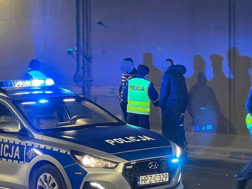 Gigantyczne utrudnienia w tunelu! Trzy osoby ranne. Makabra na Wybrzeżu Kościuszkowskim