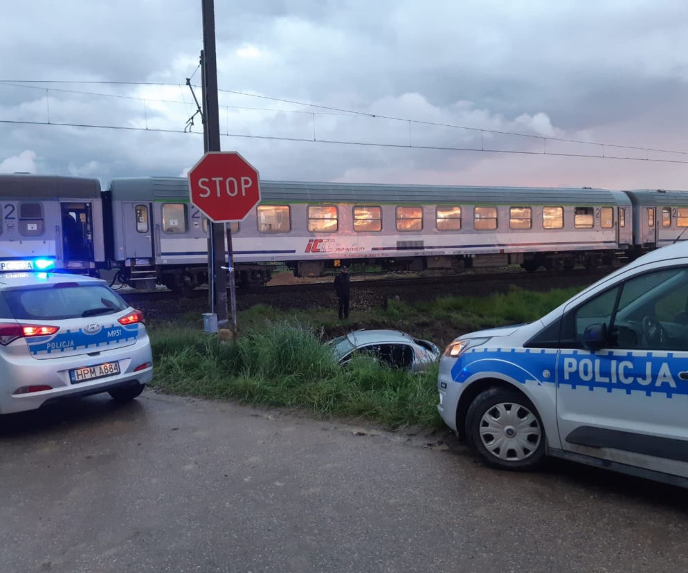 Dąbrowa Łazy. Zderzenie pociągu z samochodem. Dwie osoby ranne