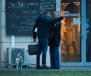 Agnieszka Woźniak - Starak - nowy chłopak wyprowadza jej psa 