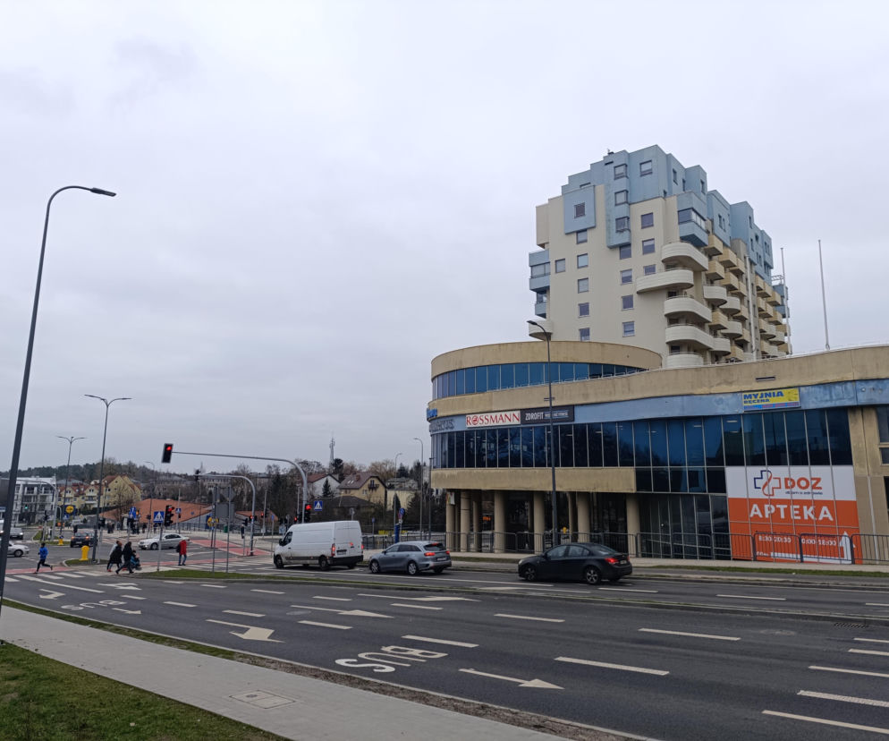 Skrzyżowanie w dzielnicy Gdynia Witomino z widokiem na centrum handlowe i blok. O postępach obwodnicy czytaj na Muratorplus.