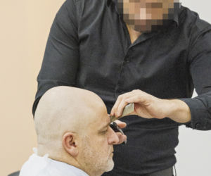 Paweł Kowal u fryzjera