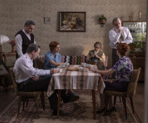 Stulecie Winnych 3 odc. 37. Michał (Stefan Pawłowski), Ania (Urszula Grabowska), Andzia (Barbara Wypych), Mania (Magdalena Walach), Ryszard (Piotr Rogucki), Stanisław (Jan Wieczorkowski)