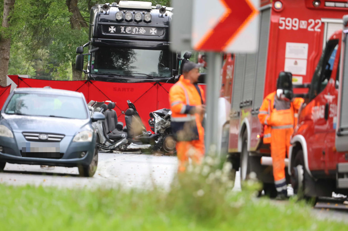 Samochód ciężarowy zderzył się z osobowym autem. Cztery osoby zginęły. Droga zablokowana