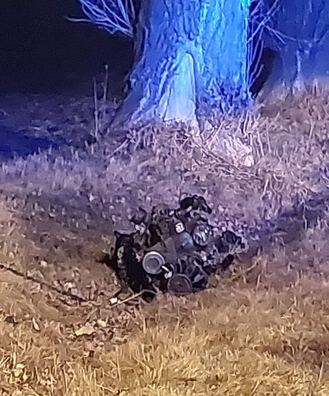 Mercedes uderzył w drzewo, aż wypadł silnik. Tragedia na drodze pod Lubinem